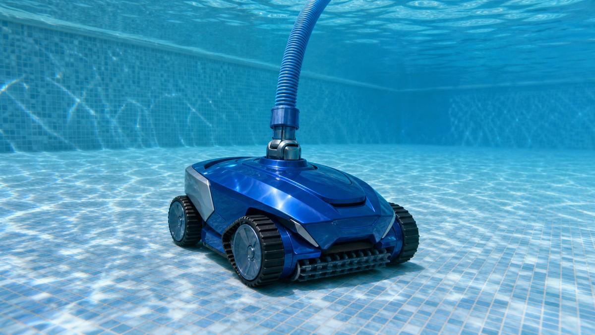 Zodiac MX8 opinioni — mentre pulisce il fondo di una piscina con il tubo collegato allo skimmer