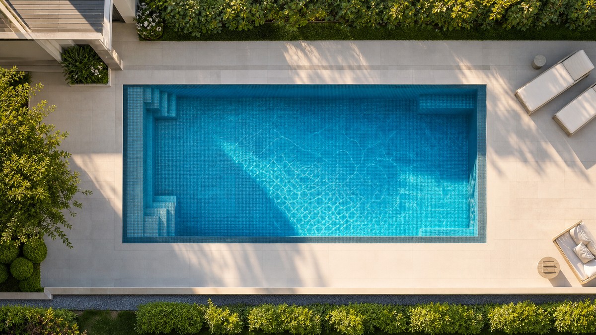 Piscina residenziale completamente cristallina dopo il protocollo di recupero dell'acqua verde