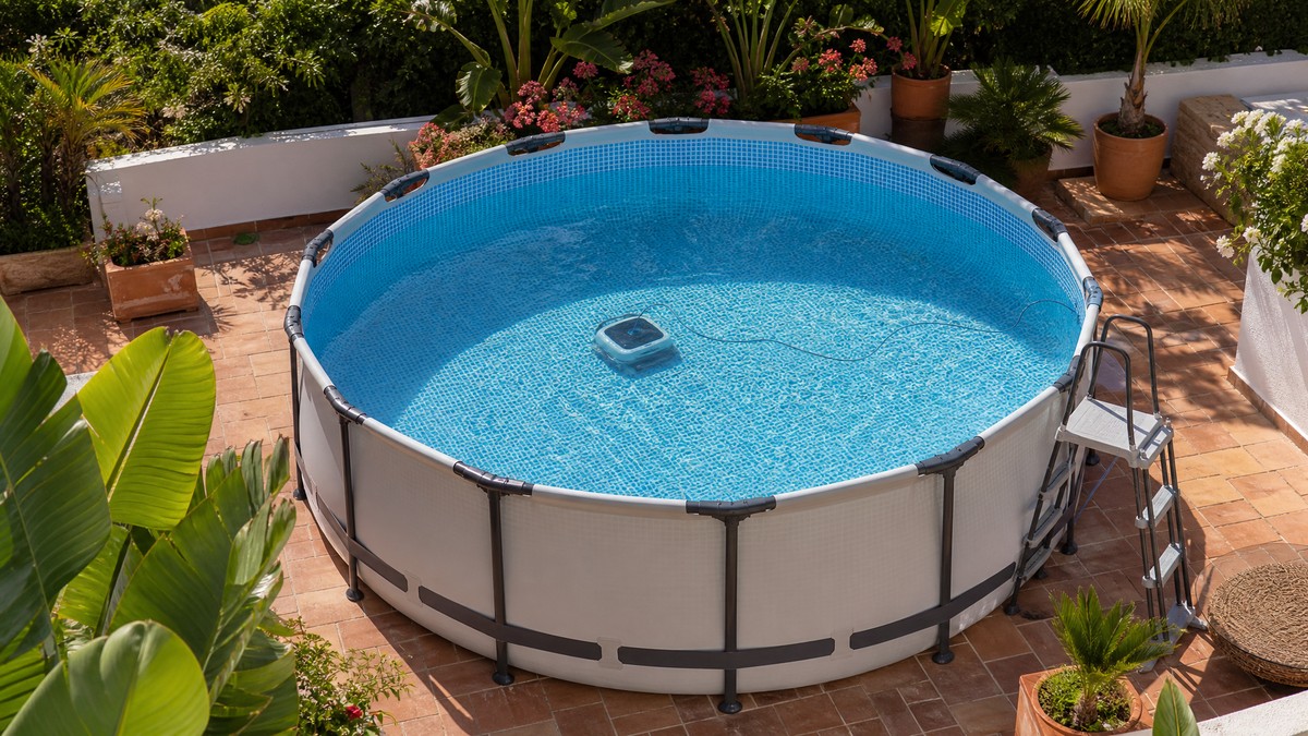 Robot pulitore per piscine piccole, gonfiabili e fuori terra: quale scegliere in base ai m²