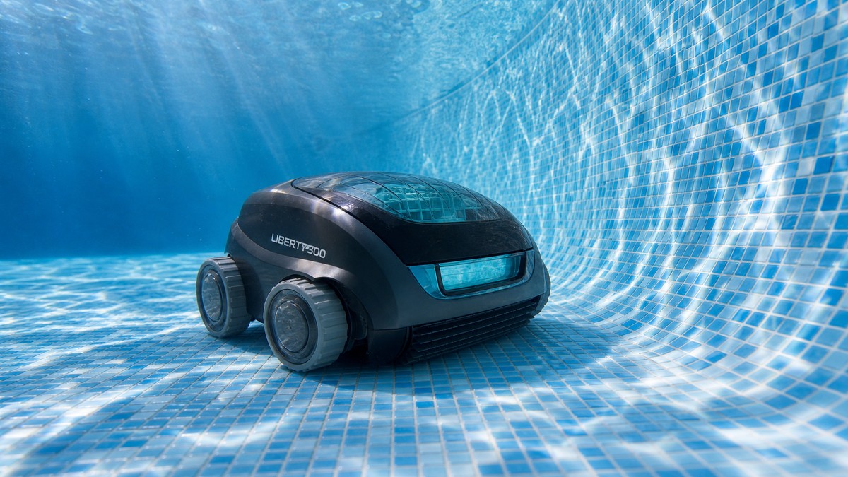 Dolphin Liberty 300 opinioni — robot senza fili mentre pulisce il fondo di una piscina in gres