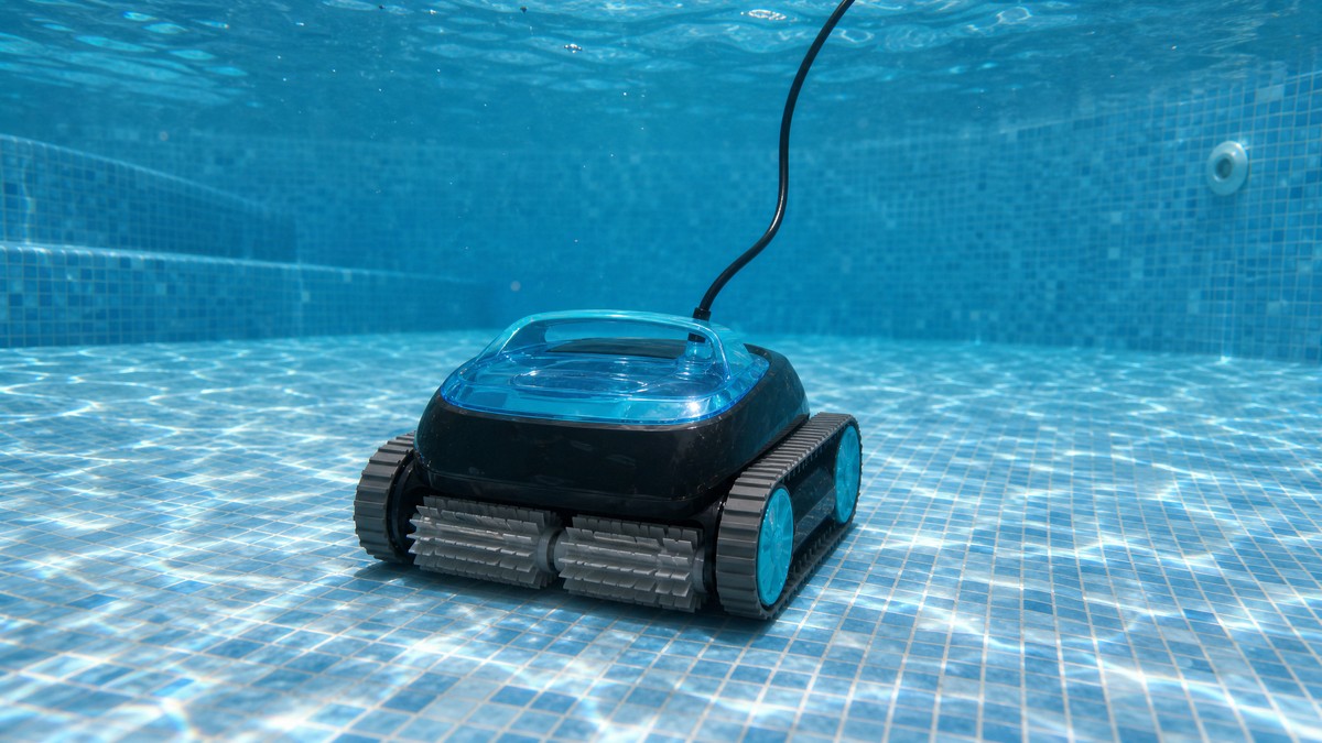 Dolphin Nautilus CC opinioni — mentre pulisce il fondo di una piscina residenziale