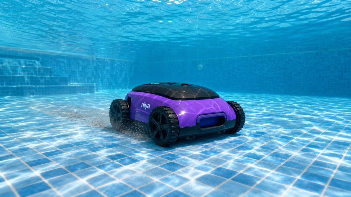 Dolphin Niya Sonar F2 opinioni — mentre pulisce il fondo di una piscina in gres
