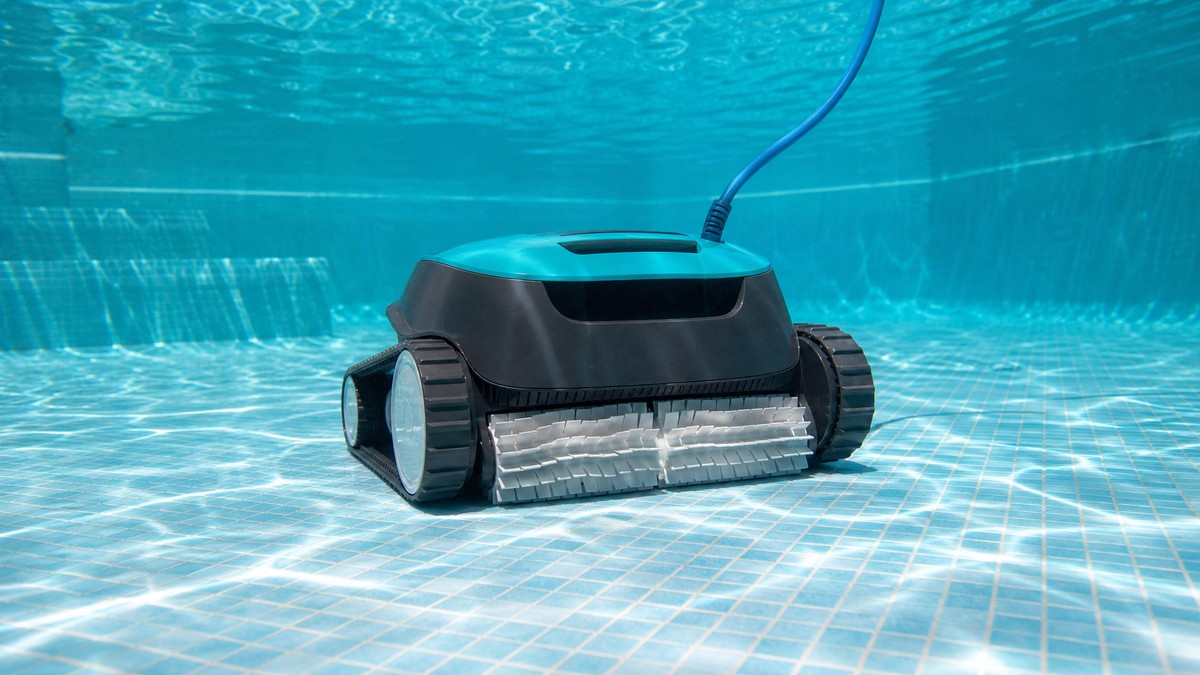 Dolphin Seamaster Plus opinioni — mentre pulisce il fondo di una piscina in gres