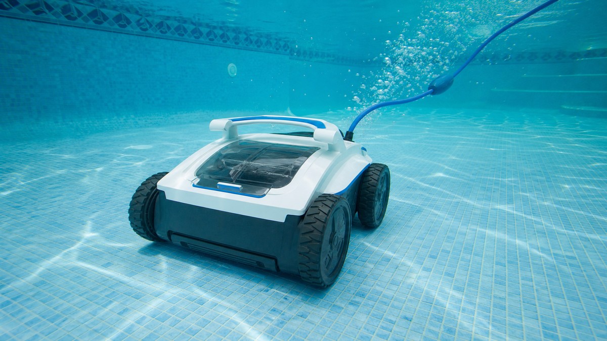 Polaris 9650iQ Sport opinioni — mentre pulisce il fondo di una piscina con cavo swivel