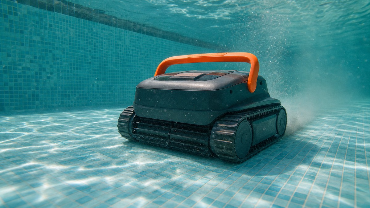 Pondee X5 opinioni — mentre pulisce il fondo di una piscina con gres blu