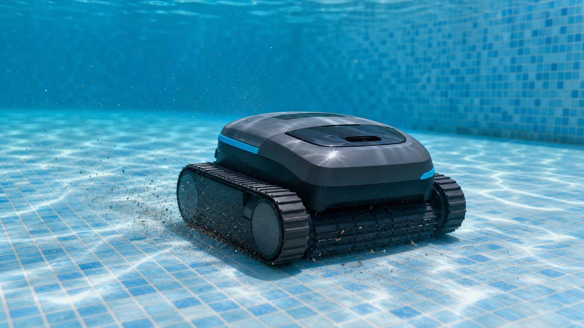 QP Spyder opinioni — pulisce il fondo di una piccola piscina con fondo di mosaico