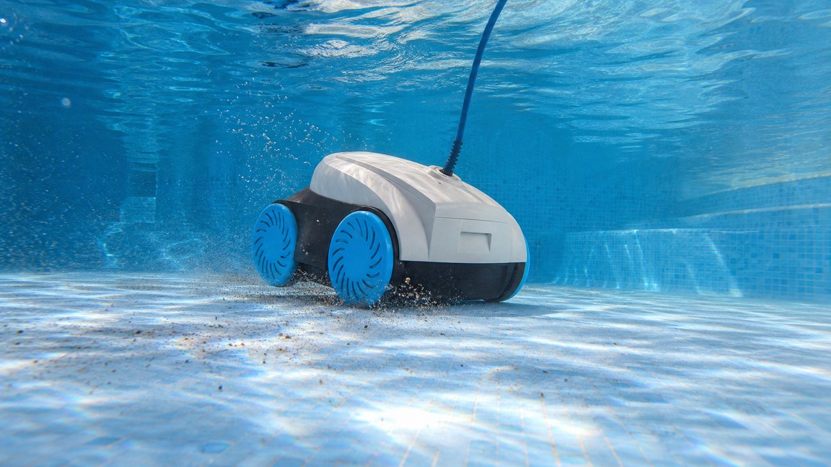 Ubbink Robotclean 1 opinioni — mentre pulisce il fondo di una piscina con cavo da 13 m