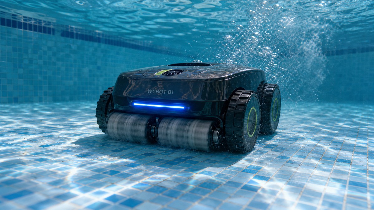 WYBOT B1 opinioni — mentre pulisce il fondo di una piscina residenziale