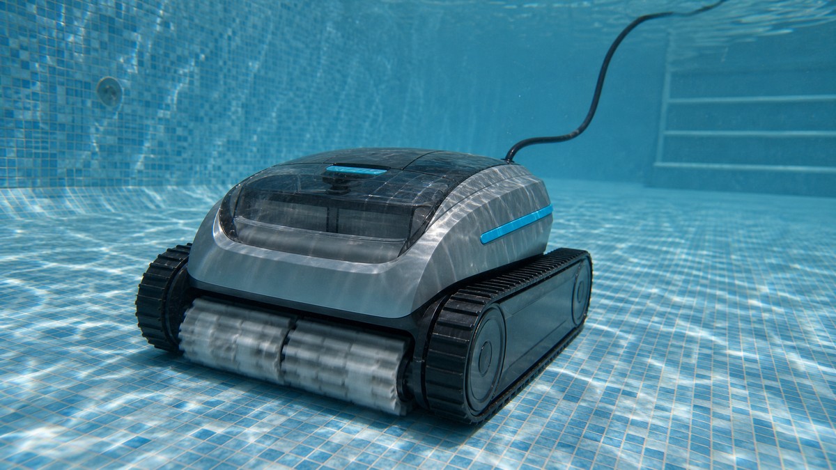 Zodiac CNX 30 iQ opinioni — mentre pulisce il fondo di una piscina in gres