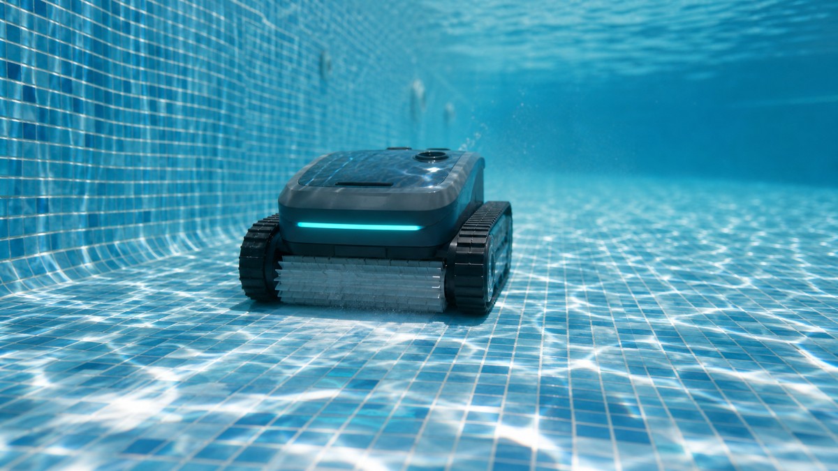 Zodiac Freedom OF 42 iQ opinioni — mentre pulisce il fondo di una piscina
