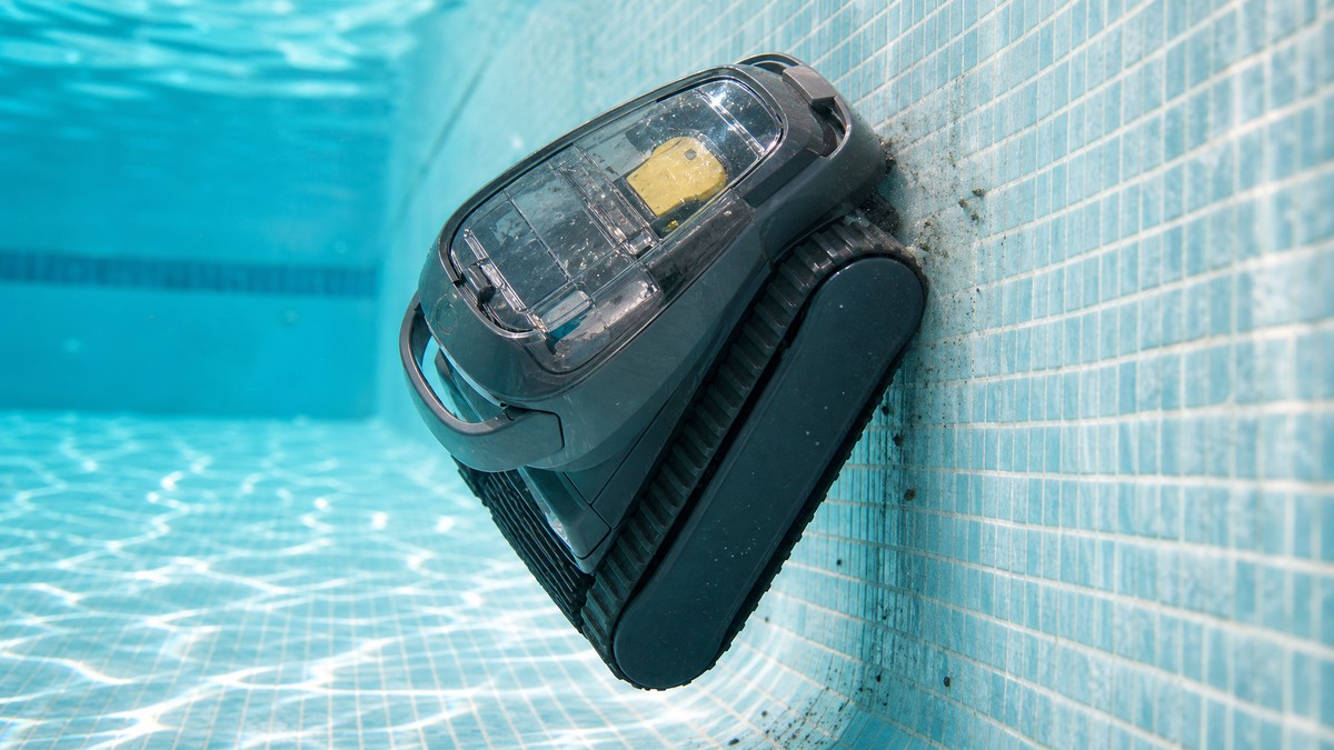 Zodiac Pixel OP 32 opinioni — mentre pulisce il fondo di una piscina in gres
