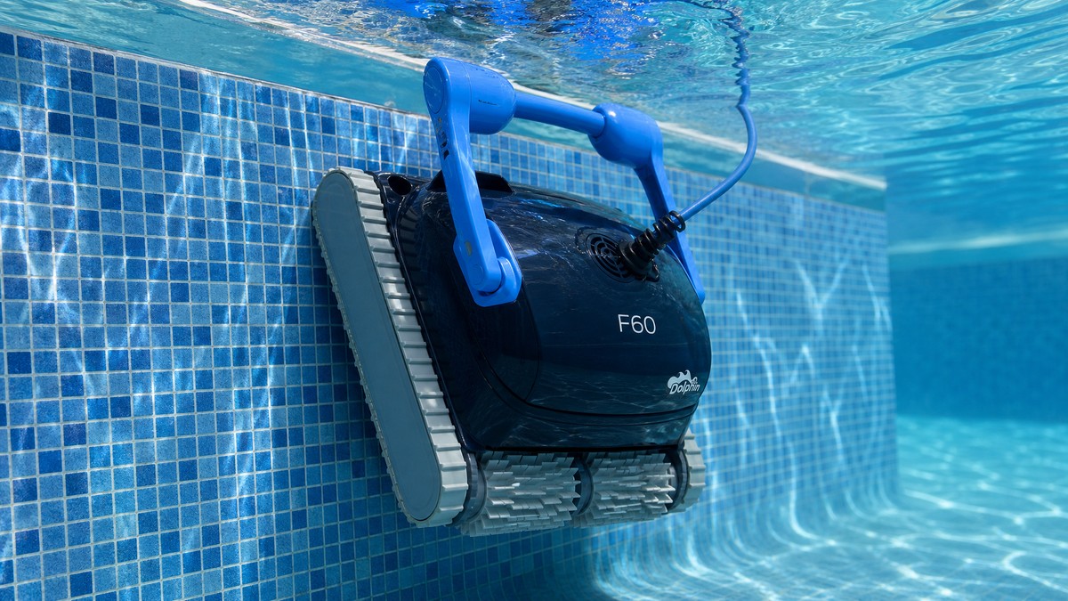 Dolphin F60 opinioni — pulizia della parete di una piscina